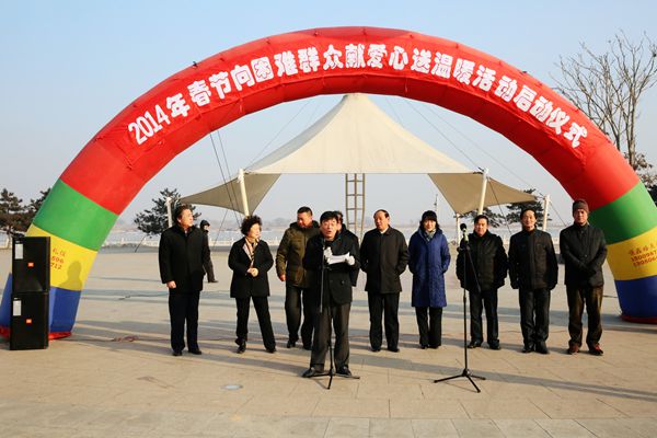 仪式现场许明主持会议